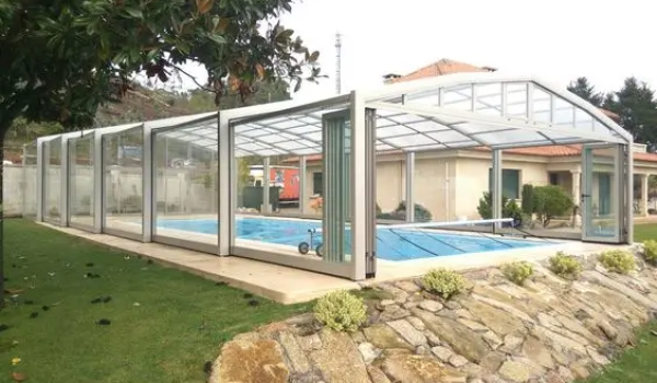 Pool-Enclosure-for-Family-Reunion