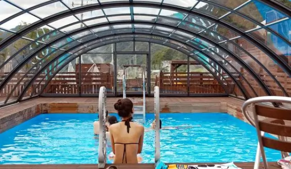 Pool-Enclosure-for-Swimming-Party